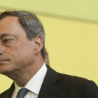 El presidente del Banco Central Europeo, Mario Draghi, fotografiado momentos antes de su comparecencia regular ante la Comisión de Asuntos Económicos y Monetarios del Parlamento Europeo en Bruselas, hoy.-Foto: EFE / OLIVIER HOSLET