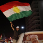 Los kurdos muestran su apoyo al referendum de la independencia el pasad lunes 25 de septiembre.-EFE / MOHAMED MESSARA