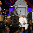El Papa presencia la actuación del grupo The Fray en el Encuentro Mundial de las Familias celebrado en Filadelfia.-EFE / TONY GENTILE