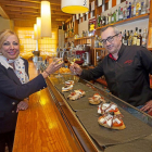 Julia González y Carlos Artigas brindan con un blanco verdejo en la barra del Obregón.-Pablo Requejo