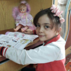 Un mensaje de Bana Alabed, de siete años, en que explica que leyendo intenta evadirse de los bombardeos.-