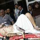 Médicos turcos trasladan a un herido sirio a un hospital en Kilis (Turquía), este lunes.-AP / HALIT ONU SANDAL