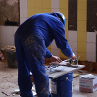 Un trabajador de la constucción en el interior de una vivienda.-VALENTÍN GUISANDE