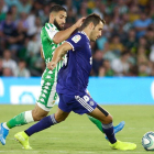 Kiko Olivas avanza con el balón ante la presencia de Fekir en el partido frente al Betis.-AFP