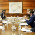 Un momento de la reunión entre el consejero de Fomento y Medio Ambiente, Juan Carlos Suárez-Quiñones, y el presidente de la Diputación de Valladolid, Conrado Íscar. - EP