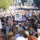 Miles de personas participan en una marcha contra la violencia machista.-DAVID CASTRO