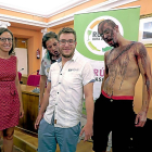 La gerente de la Ruta del Vino de Rueda y el concejal de Ferias medinense ayer, junto a dos ‘muertos vivientes’.-EL MUNDO