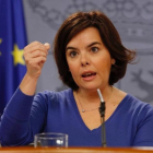 La vicepresidenta, Soraya Saénz de Santamaría, en la rueda de prensa posterior al Consejo de Ministros.-JOSÉ MANUEL PRATS