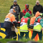 Un grupo de comisarios de Phillip Island retiran a Fabio Quartararo, en camilla, tras su caída.-AFP / WILLIAM WEST