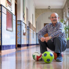 ManuelSánchez (a la izquierda conSuárez en su homenaje) posa con varios balones en los pasillos del San José.-MIGUEL Á. SANTOS