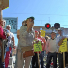 Una de las integrantes de la Asociación de Vecinos de La Pilarica habla ante los congregados ayer junto al paso nivel en la plaza Rafael Cano.-El Mundo