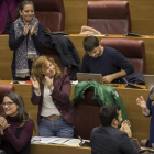 Diputados valencianos, entre ellos la vicepresidenta Mónica Oltra y el conseller de educación Vicent Marzà, aplauden tras la aprobación de la ley-MIGUEL LORENZO