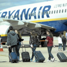 Pasajeros cogen un avión en el aeropuerto de Villanubla de Valladolid.-EL MUNDO