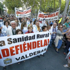 Algunos de los manifestantes concentrados a la puerta de la Consejería portando pancartas con mensajes en defensa de la sanidad rural.-J.M. LOSTAU