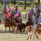 Los caballistas ‘arrean’ a la manada para conducirla a las calles.-J.M.LOSTAU