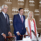 El consejero de Sanidad, Antonio María Sáez Aguado, la presidenta de AECC Salamanca, Inmaculada Rodríguez y, el presidente de AECC, Ignacio Muñoz Pidal, durante el acto de entrega de Ayuda a la Investigación Oncológica 2016.-ICAL