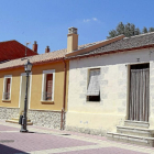Dos casas contiguas, una reformada gracias al ARU y la otra no.-J. M. Lostau