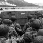 Un grupo de soldados estadounidenses se aproxima a la playa de Omaha, durante el desembarco de Normandía.-ARCHIVO DEL EJÉRCITO DE EEUU (REUTERS)