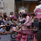 Teatro de calle, El Gran Rufus con su obra 'Pink impact' en la plaza del Liceo.-ICAL