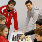 El árbitro autonómico Adrián García, (i.)y Rubén González (d.) observan las partidas en el CEAR Río Esgueva.-J.M. LOSTAU