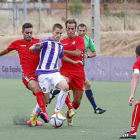 Toni, el mejor del Real Valladolid B, se zafa de la marca de dos rivales de la Cultural Leonesa.-Miguel Ángel Santos