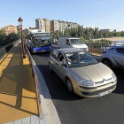 Los coches volvieron a circular ayer por los dos carriles del puente Mayor de Valladolid.-J.M. LOSTAU