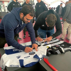 Jugadores de VRAC y SilverStorm, firmando camisetas ayer en su visita al Museo del Deporte.-EL MUNDO