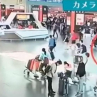 El círculo rojo muestra a Kim Jong-nam en el aeropuerto de Kuala Lumpur, en el vídeo difundido por Fuji TV.-