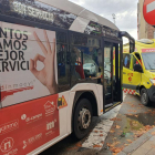 Estado en el que ha quedado el autobús implicado en la colisión con un turismo - POLICÍA MUNICIPAL
