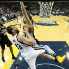 Marc y Pau Gasol, en una de las acciones del espectacular pulso vivido en Memphis-MIKE BROWN