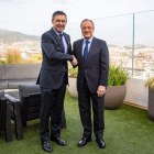 Josep Maria Bartomeu y Florentino Pérez se saludan en la terraza del hotel Sofía.-FC BARCELONA