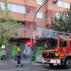 Los bomberos acuden a la llamada tras el accidente del joven.-E.P.