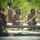 Miembros de la tribu Mashco Piro fotografiados a distancia.-Foto: HANDOUT / REUTERS