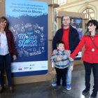 Ángel, niño vallisoletano con síndrome de Hunter, junto a sus padres en la exposición 'Mójate con Hunter'-Ical