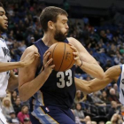 Gasol protege el balón de la presión de Karl Anthony-Towns y André Miller.-ANNE HEINSENFELT / AP