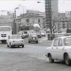 Coches cruzan el Puente Mayor en los años 70 del siglo pasado. Al fondo,. Plaza de San Nicolás. ARCHIVO MUNICIPAL