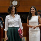 La presidenta de la Comunidad de Madrid, Díaz Ayuso (izquierda) y la portavoz de Vox en la Asamblea de Madrid, Rocío Monasterio (derecha).-JOSÉ LUIS ROCA