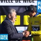 Eddy Merckx saluda a Bernal en el podio de la París-Niza.-TWITTER