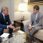 Hugh Elliot (izquierda) en una reunión con el delegado de Gobierno en Andalucía.-EUROPA PRESS