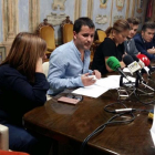 Jorge Barragán, de Gana Medina, y la alcaldesa Teresa López, en el centro, durante la presentación ayer en Medina del Campo del acuerdo de gobierno.-E. M.