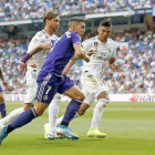 Guardiola corre tras el balón ante la presencia de Sergio Ramos y Casemiro, ayer, en el Bernabéu.-PHOTO-DEPORTE