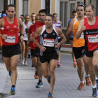 Abel Antón, primero por la derecha, en la Carrera del Vino.-E. M.