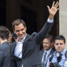 Federer saluda a los fans durante la ceremonia de apertura de la Laver Cup en Ginebra.-