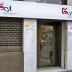 Puerta de entrada a una oficina de empleo en Valladolid.-EUROPA PRESS