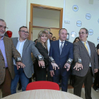 Martínez, Hornos, Martín, Miguel e Insúa, muestran los brazaletes en la presentación del laboratorio.-E. M.