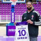 Lucas N’Guessan, que lucirá el número 10, posa con la nueva camiseta del UEMC Real Valladolid en Pisuerga. / ANA PUENTE / RVB