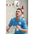 El vallisoletano SaúlMéndez, la promesa más firme del fútbol sala pucelano, realiza una serie de toques con la cabeza vestido con la camiseta delInter Movistar, club del que forma parte como integrante de su filial-MIGUEL ÁNGEL SANTOS