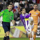Jonathan Pereira golpea al balón con su pierna izquierda-J.M.Lostau