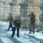 Militares de Artillería retiran nieve en el entorno del Acueducto de Segovia, en la mañana de ayer.-E. M.