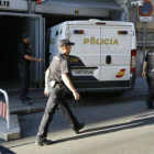 Furgón policial en el que han sido trasladados los padres del niño británico a la Audiencia Nacional.-Foto: AGUSTÍN CATALÁN